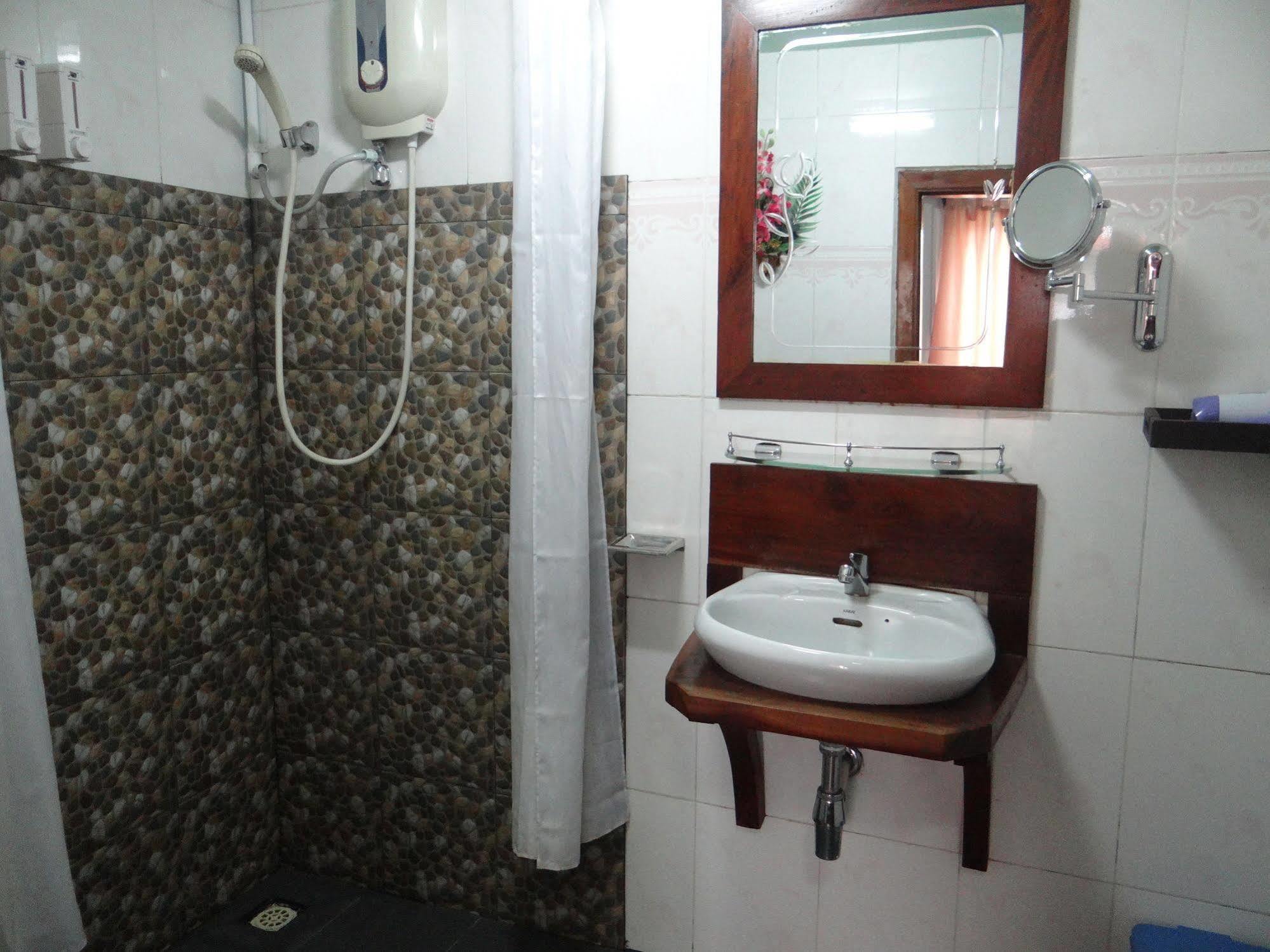 Alibi Guesthouse Пном Пен Екстериор снимка